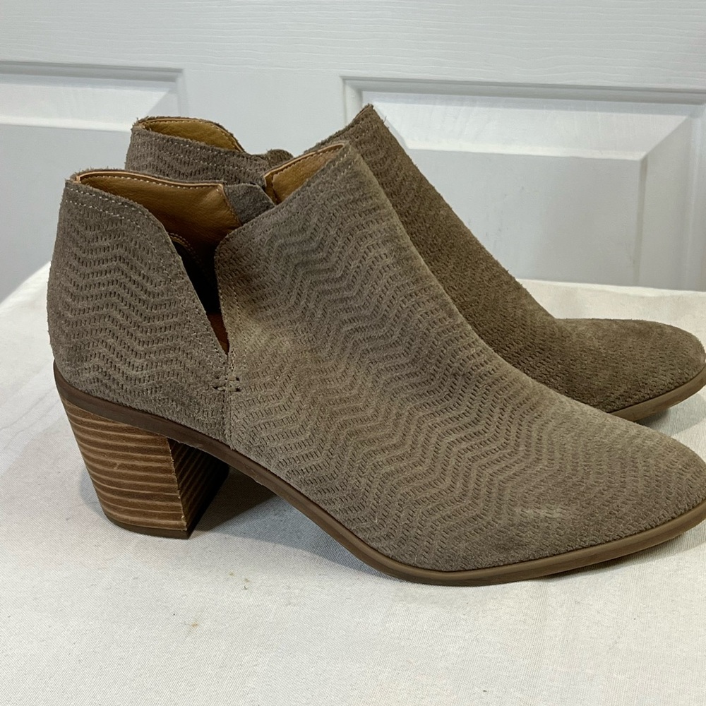Lucky Brand La Parnesa taupe perforated suede wood heel booties size 10